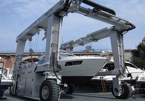 500t-21m液壓輪胎船艇搬運(yùn)機(jī)技術(shù)參數(shù)  額定載重量：500噸  *大起升高度：通常指從地面到貨物頂部的垂直距離  車輛自重：指搬運(yùn)機(jī)本身的重量，不包括載貨的重量  載貨尺寸：通常指船艇的尺寸，如長(zhǎng)度、寬度和高度  升降系統(tǒng)：液壓升降系統(tǒng)，用于將船艇從地面抬升到合適的高度  搬運(yùn)方式：通常是通過(guò)車輪或履帶進(jìn)行搬運(yùn)  操控方式：手動(dòng)操作或遙控操作，用于控制搬運(yùn)機(jī)的移動(dòng)和升降  動(dòng)力來(lái)源：可能是內(nèi)燃機(jī)或電動(dòng)機(jī)，用于提供搬運(yùn)機(jī)的動(dòng)力  車輛尺寸：包括車長(zhǎng)、車寬、車高等尺寸參數(shù)  **裝置：例如制動(dòng)系統(tǒng)、防傾覆系統(tǒng)等**設(shè)備